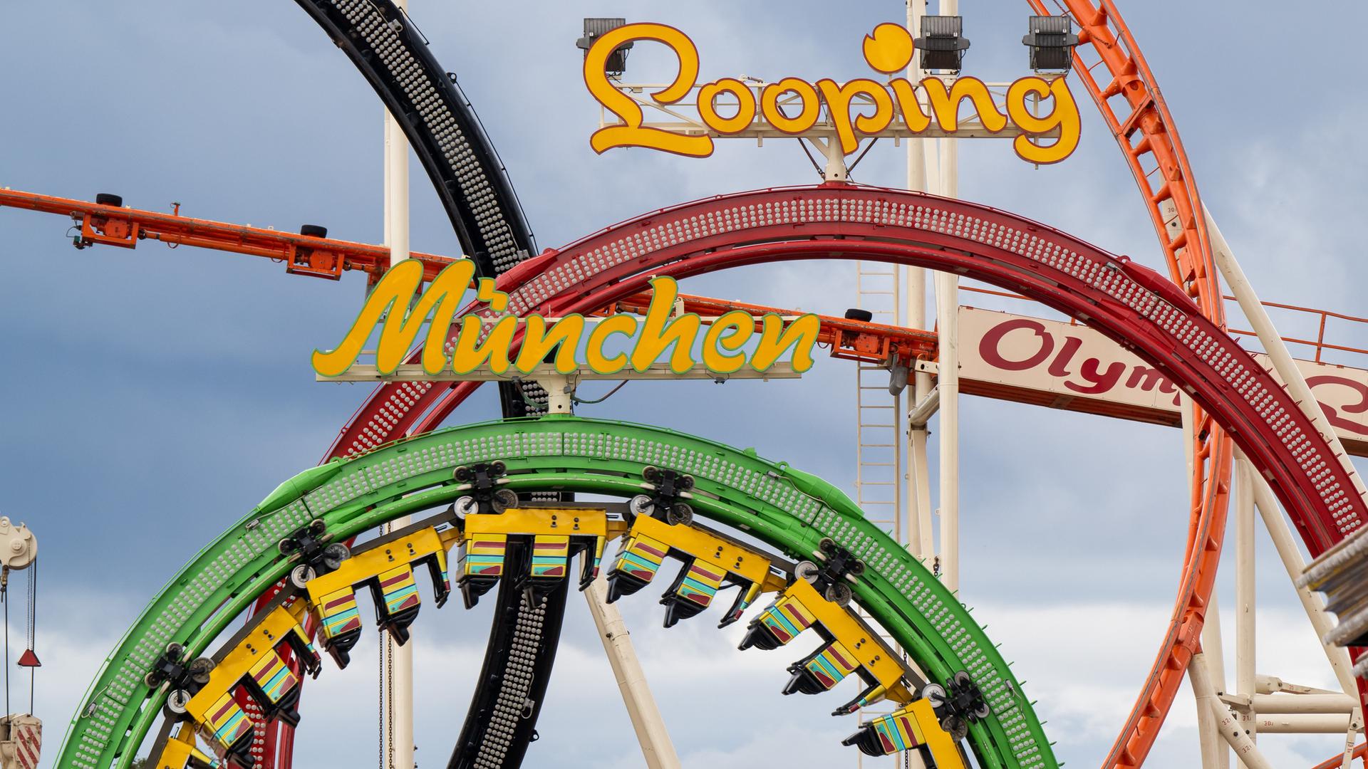 Eine leere Bahn fährt zum Testen durch den Looping einer Achterbahn auf dem Oktoberfest-Gelände in München. Eine leere Bahn fährt zum Testen durch den Looping einer Achterbahn auf dem Oktoberfest-Gelände in München.