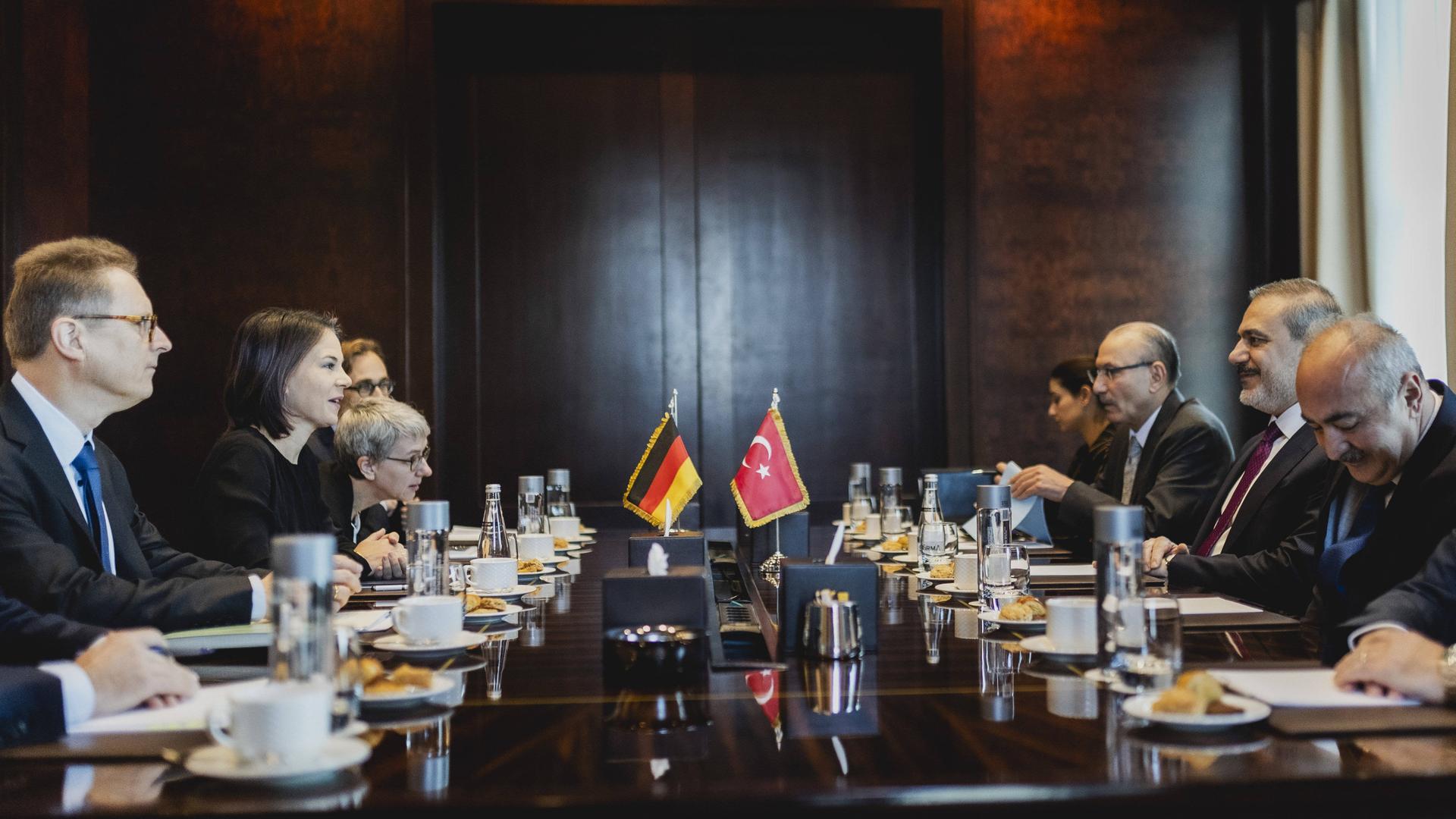 Die Delegationen des deutschen und des türkischen Außenministeriums sitzen sich an einem Tisch gegenüber, in der Mitte sind kleine Nationalflaggen beider Länder aufgestellt.