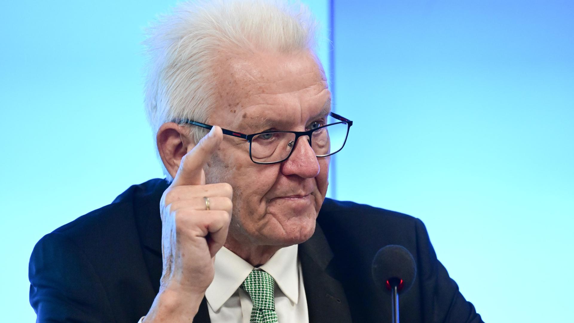 Winfried Kretschmann (Bündnis 90/Die Grünen), Ministerpräsident von Baden-Württemberg, spricht vor einem Mikrofon