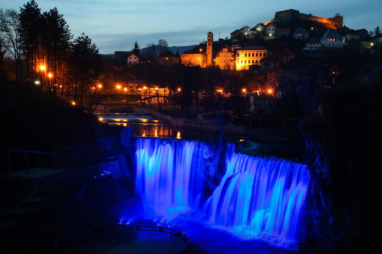 Blick auf den beleuchteten Wasserfall in der bosnischen Stadt Jajce