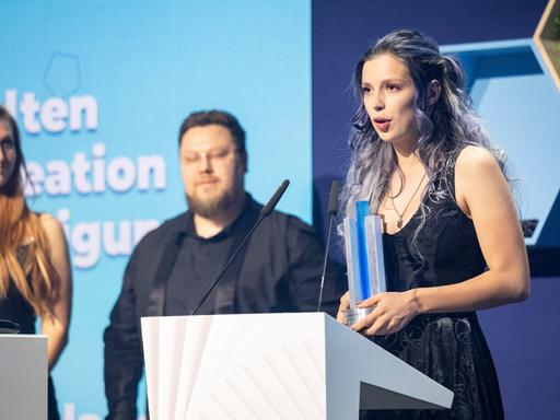 Pia Scholz erhält den Preis in der Kategorie Spielerin des Jahres bei der Vergabe des Deutschen Computerspielpreises (DCP). Der Deutsche Computerspielpreis (DCP), wird vom Verband der deutschen Games-Branche (game) gemeinsam mit der Bundesregierung vergeben.