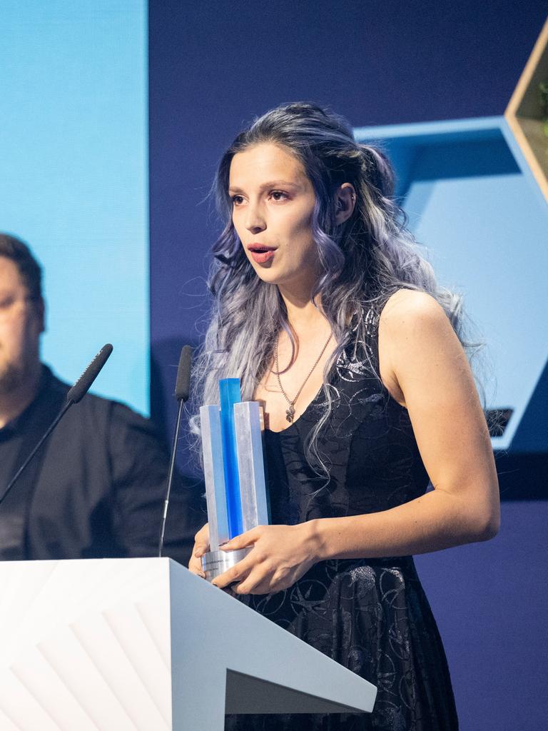 Pia Scholz erhält den Preis in der Kategorie Spielerin des Jahres bei der Vergabe des Deutschen Computerspielpreises (DCP). Der Deutsche Computerspielpreis (DCP), wird vom Verband der deutschen Games-Branche (game) gemeinsam mit der Bundesregierung vergeben.