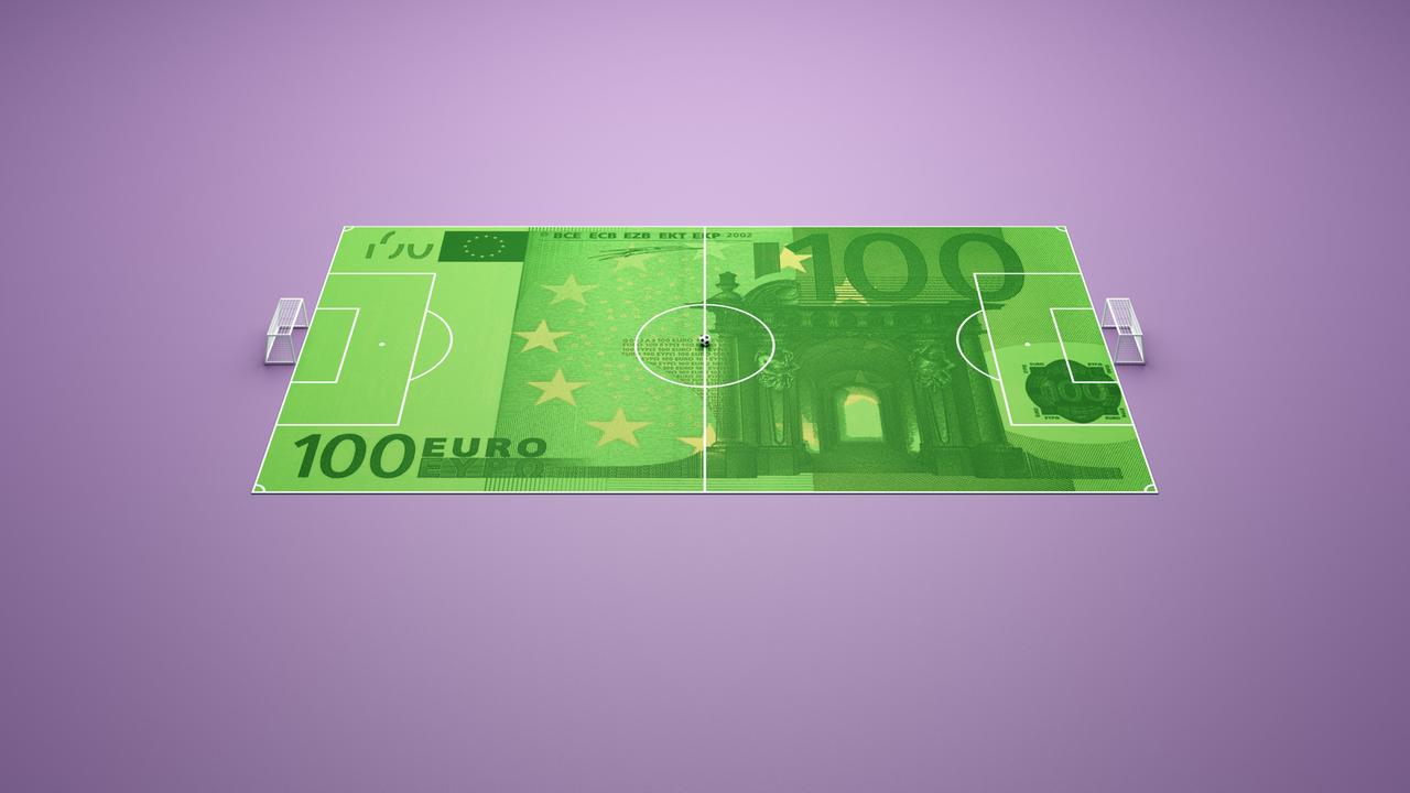 Auf eine 100-Euro-Banknote ist ein Fußballfeld gezeichnet und zwei Fußballtore gestellt