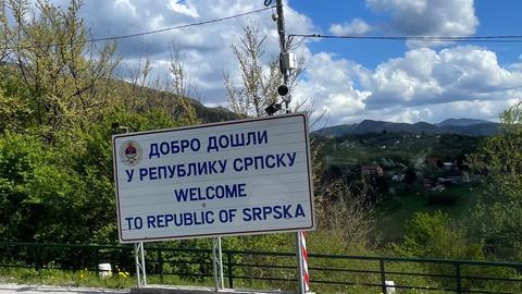 Schild mit der Aufschrift Willkommen in die Republika Srpska