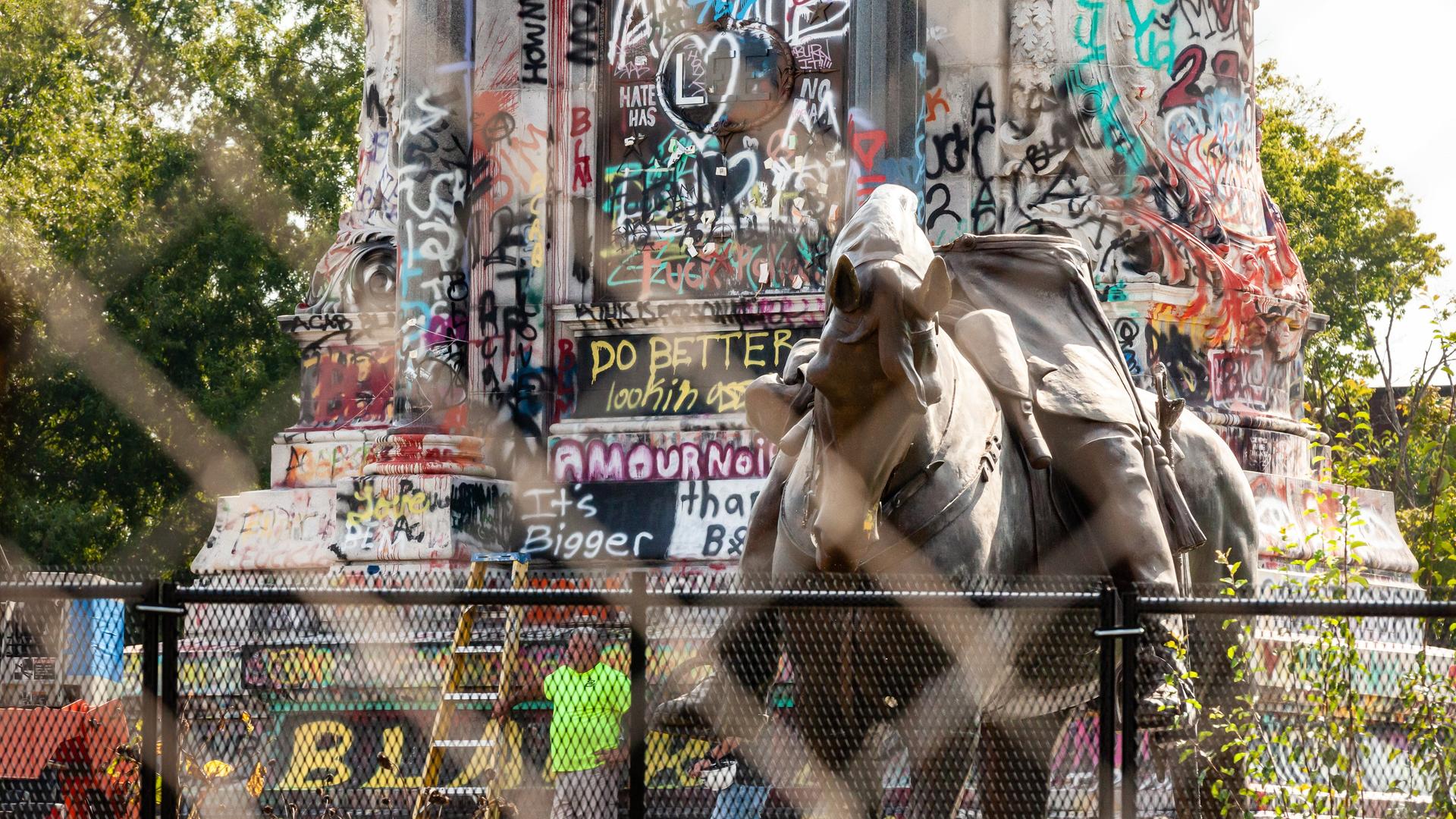 Nach einer Entscheidung des Obersten Gerichts von Virginia wird die Statue des Konföderiertengenerals Robert E. Lee 2021 in Richmond demontiert. Nach einer Entscheidung des Obersten Gerichts von Virginia wird die Statue des Konföderiertengenerals Robert E. Lee 2021 in Richmond demontiert.