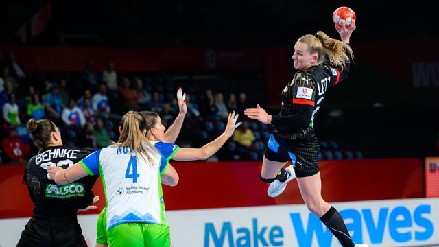 Auf dem Bild sieht man die deutsche Handballerin Annika Lott beim Wurf aufs Tor. 