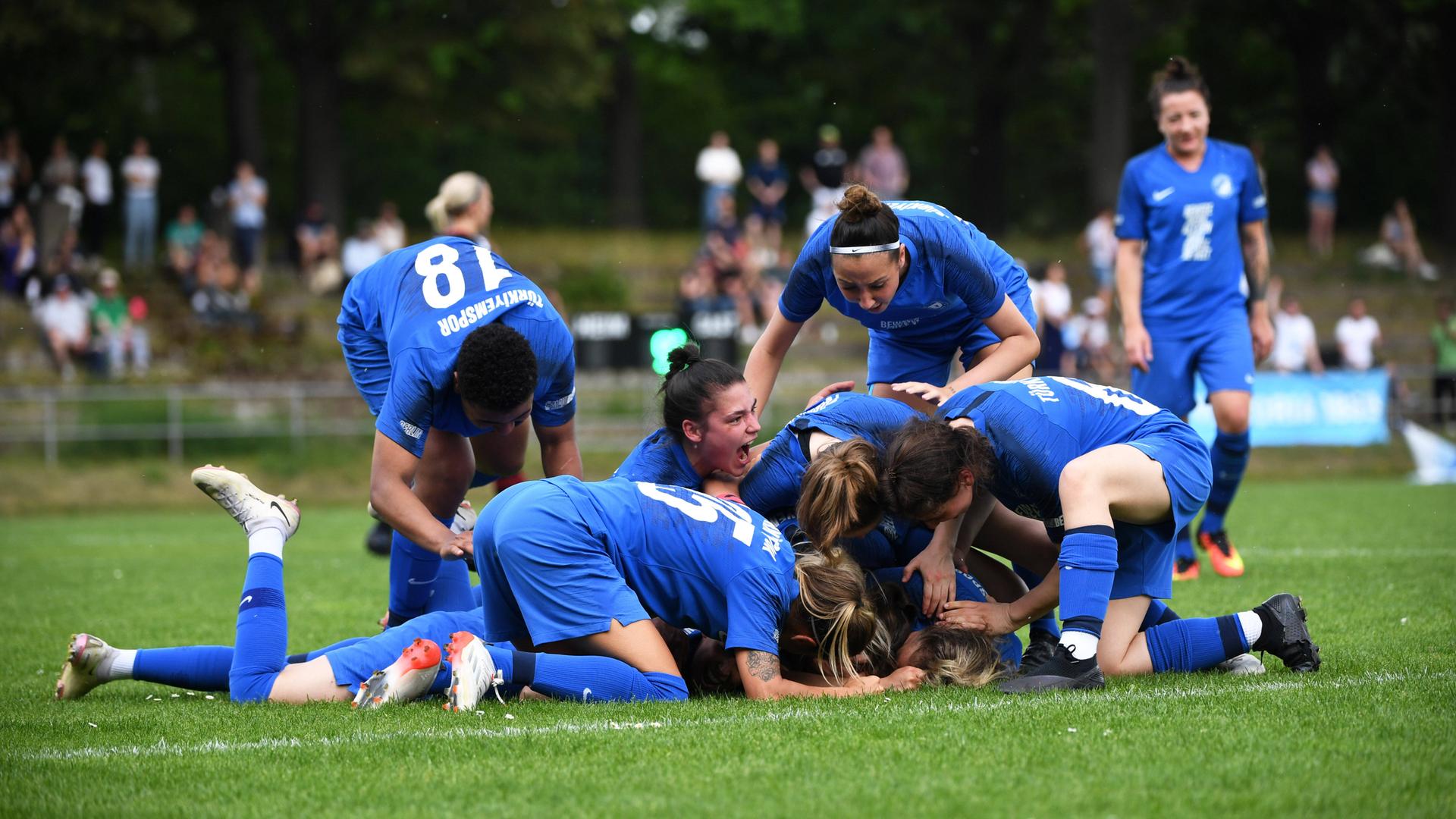 Die Frauen von Türkiyemspor Berlin jubeln im Spiel gegen den FC Viktoria 1889 Berlin