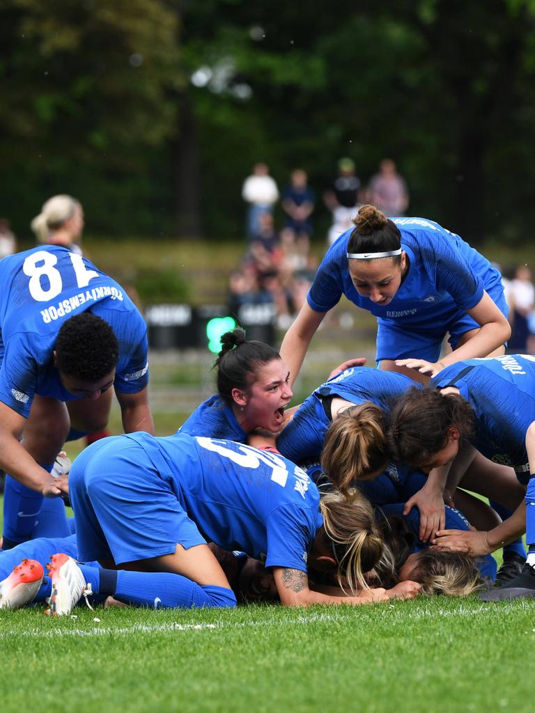 Die Frauen von Türkiyemspor Berlin jubeln im Spiel gegen den FC Viktoria 1889 Berlin