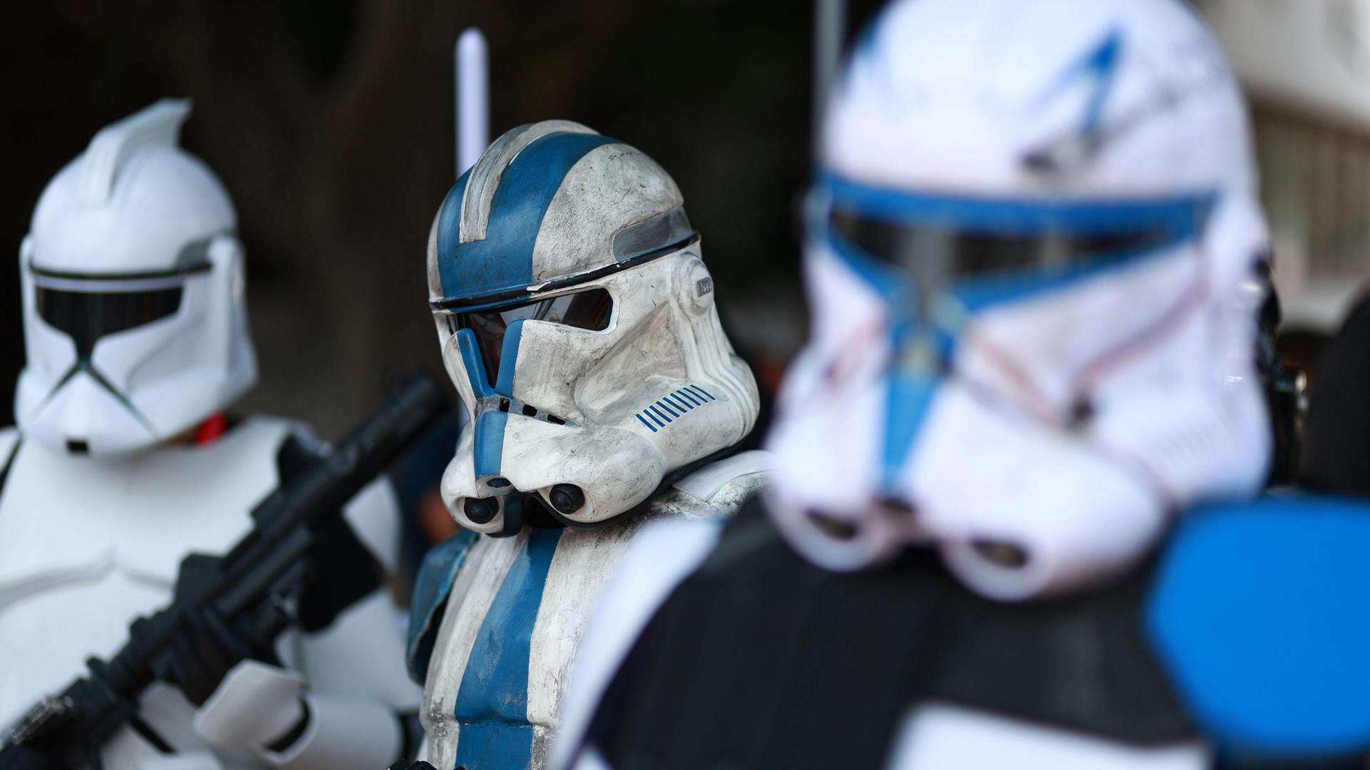 Drei Personen, die als Star-Wars-Figuren kostümiert sind, posieren bei einer Parade am 4.5.2025 zum Star Wars Day in Mexiko City für ein Foto.