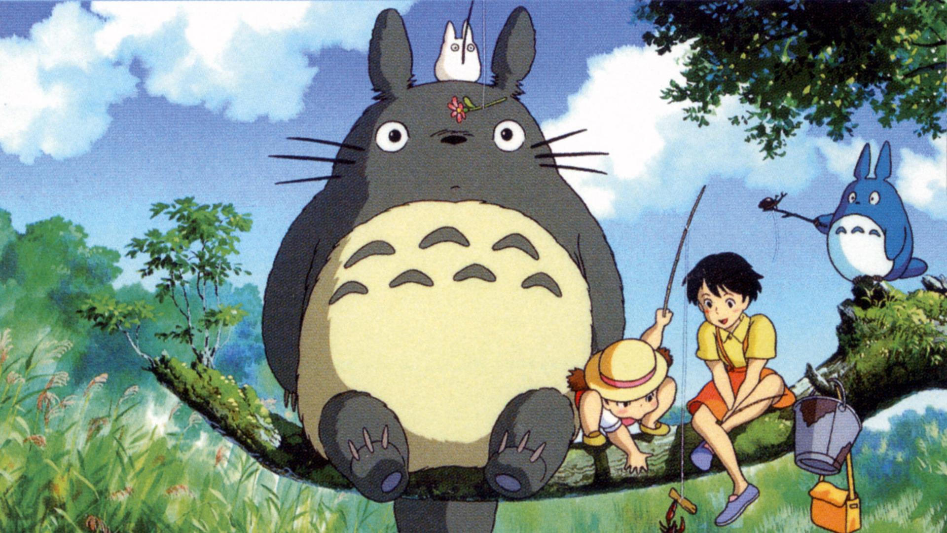 Filmstill aus dem Animationsfilm "My Neighbour Totoro": zwei Katzen und zwei Kinder sitzen auf einem Ast.