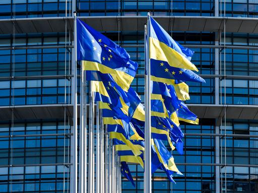 EU- und Ukraine-Flaggen wehen vor dem Europäischen Parlament