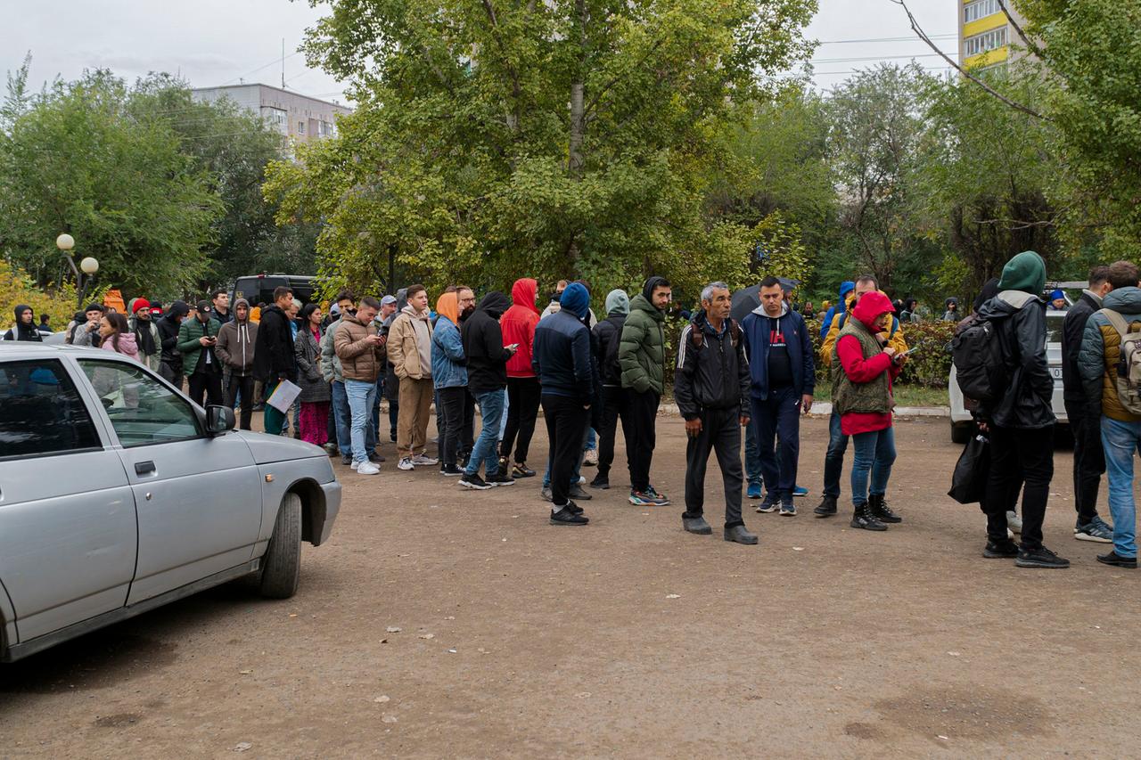 Kasachstan, Uralsk: Russen stellen sich an, um eine kasachische Registrierung zu erhalten, nachdem der russische Präsident Putin eine Teilmobilisierung angeordnet hat.
