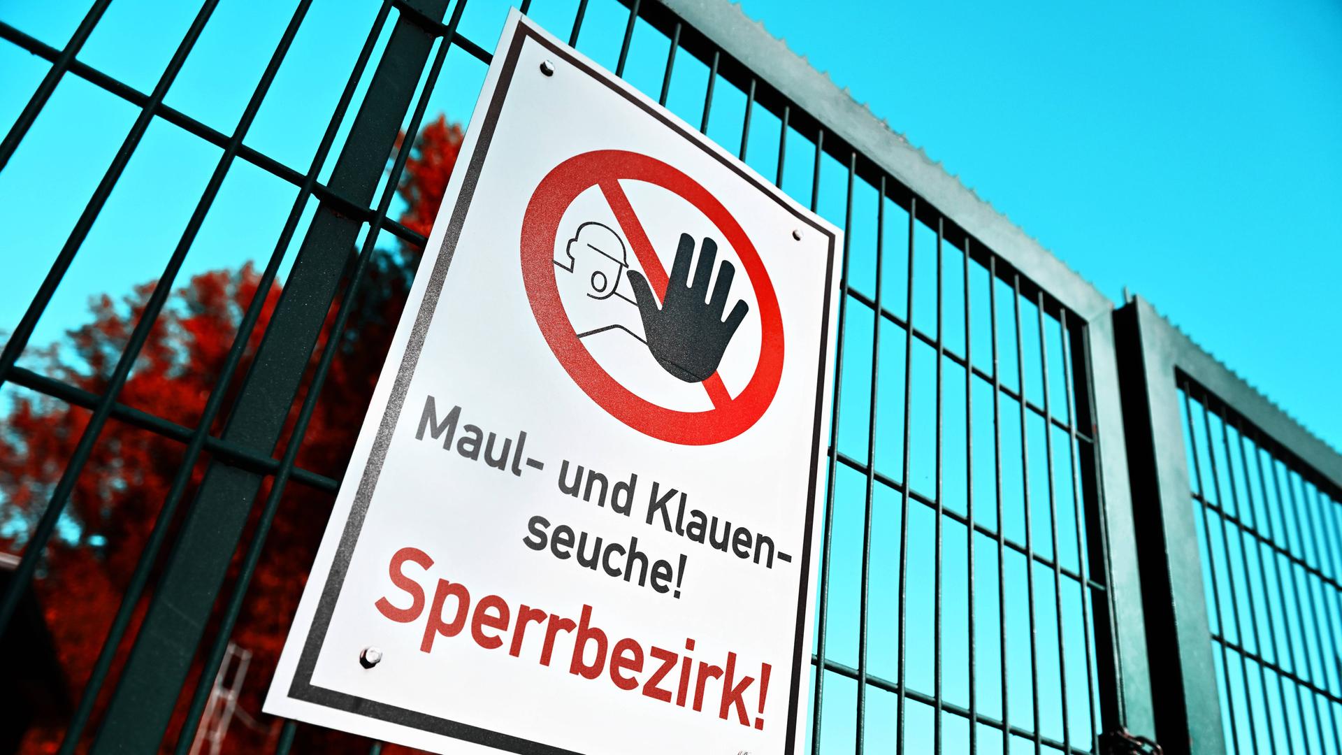 Schild mit Aufschrift "Maul- und Klauenseuche"