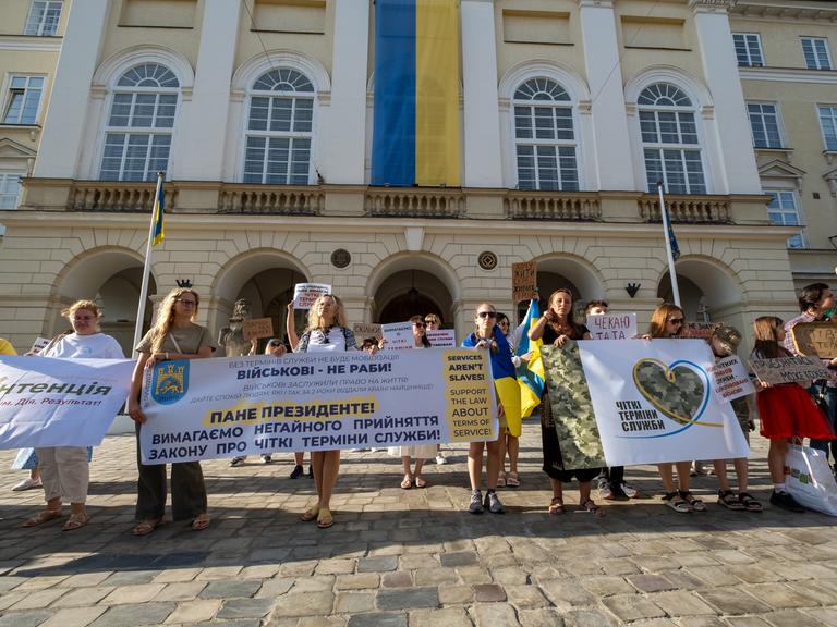 Soldatenfrauen und ihre Kinder demonstrieren vor dem Rathaus in Lwiw für die Heimkehr ihrer Männer und Väter von der Front. 