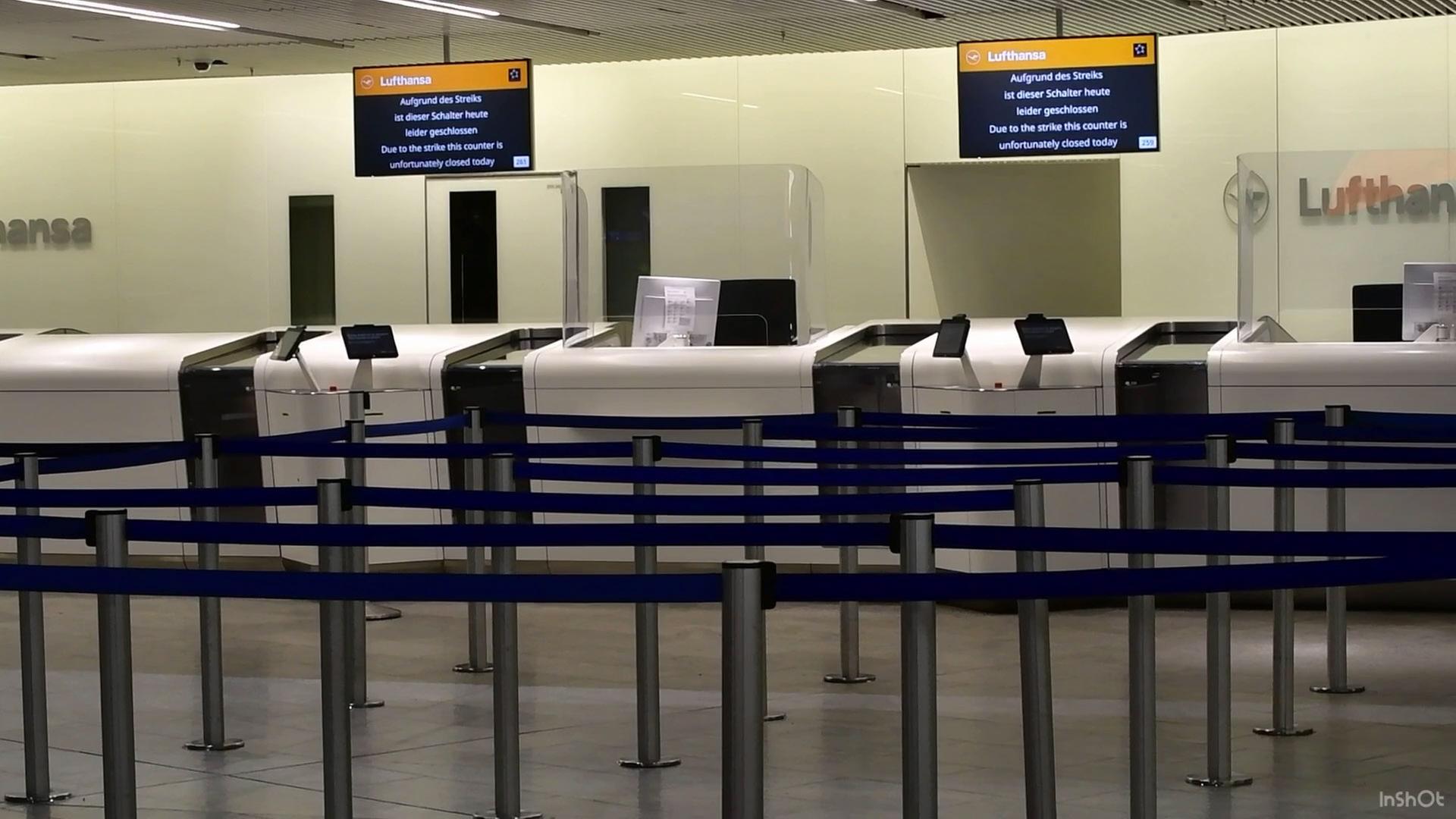 Am Flughafen Frankfurt am Main wird auf Displays wird angezeigt, dass die dahinter liegenden Lufthansa-Schalter aufgrund eines Streiks geschlossen sind.