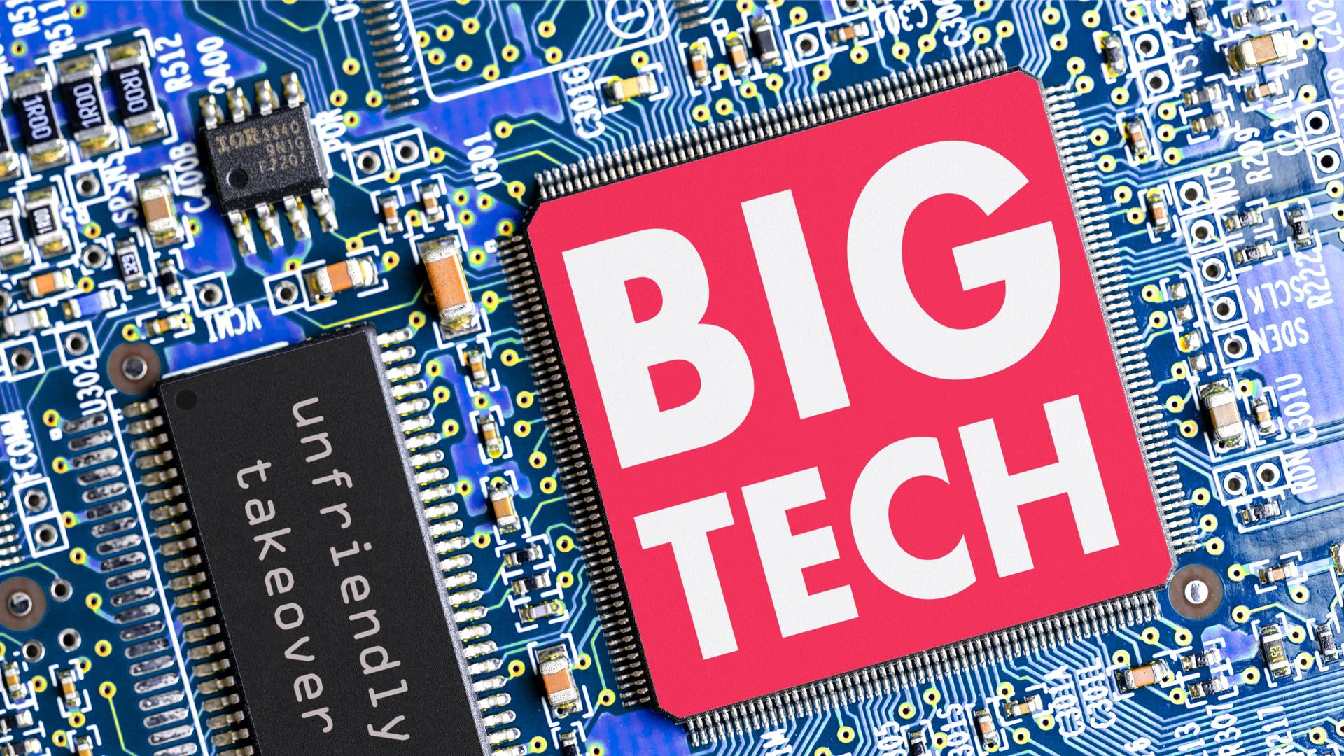 Eine blaue Platine mit Halbleitern und zwei Chips. Einer traegt die Aufschrift "unfriendly takeover", der andere, groessere hat die Aufschrift "BIG TECH". Eine blaue Platine mit Halbleitern und zwei Chips. Einer traegt die Aufschrift "unfriendly takeover", der andere, groessere hat die Aufschrift "BIG TECH".