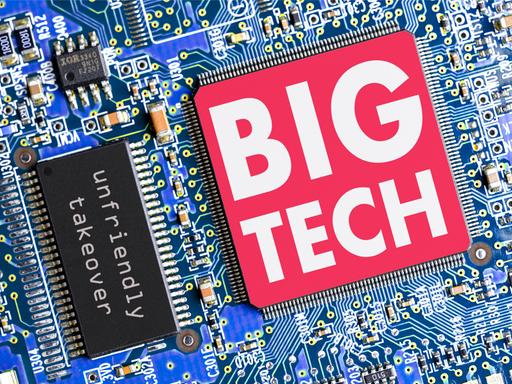 Eine blaue Platine mit Halbleitern und zwei Chips. Einer traegt die Aufschrift "unfriendly takeover", der andere, groessere hat die Aufschrift "BIG TECH". Eine blaue Platine mit Halbleitern und zwei Chips. Einer traegt die Aufschrift "unfriendly takeover", der andere, groessere hat die Aufschrift "BIG TECH".