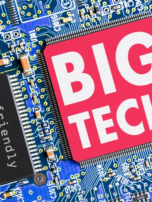 Eine blaue Platine mit Halbleitern und zwei Chips. Einer traegt die Aufschrift "unfriendly takeover", der andere, groessere hat die Aufschrift "BIG TECH".