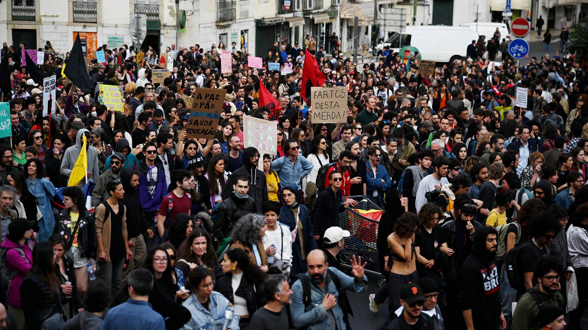 Totale auf Hunderte Menschen bei einer Demonstration in Lissabon Totale auf Hunderte Menschen bei einer Demonstration in Lissabon