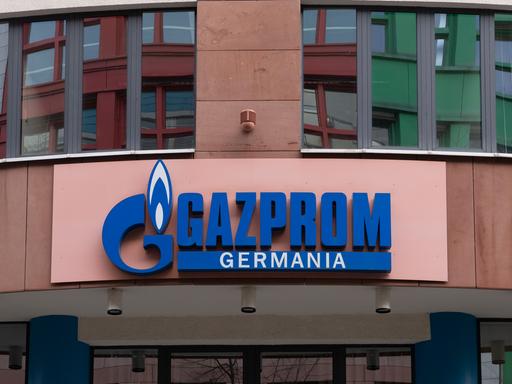 Das Logo von Gazprom Germania GmbH, Tochterunternehmen der Gazprom Export des russischen Gasversorgers Gazprom, ist an der Fassade der Gazprom Germania-Zentrale angebracht.
