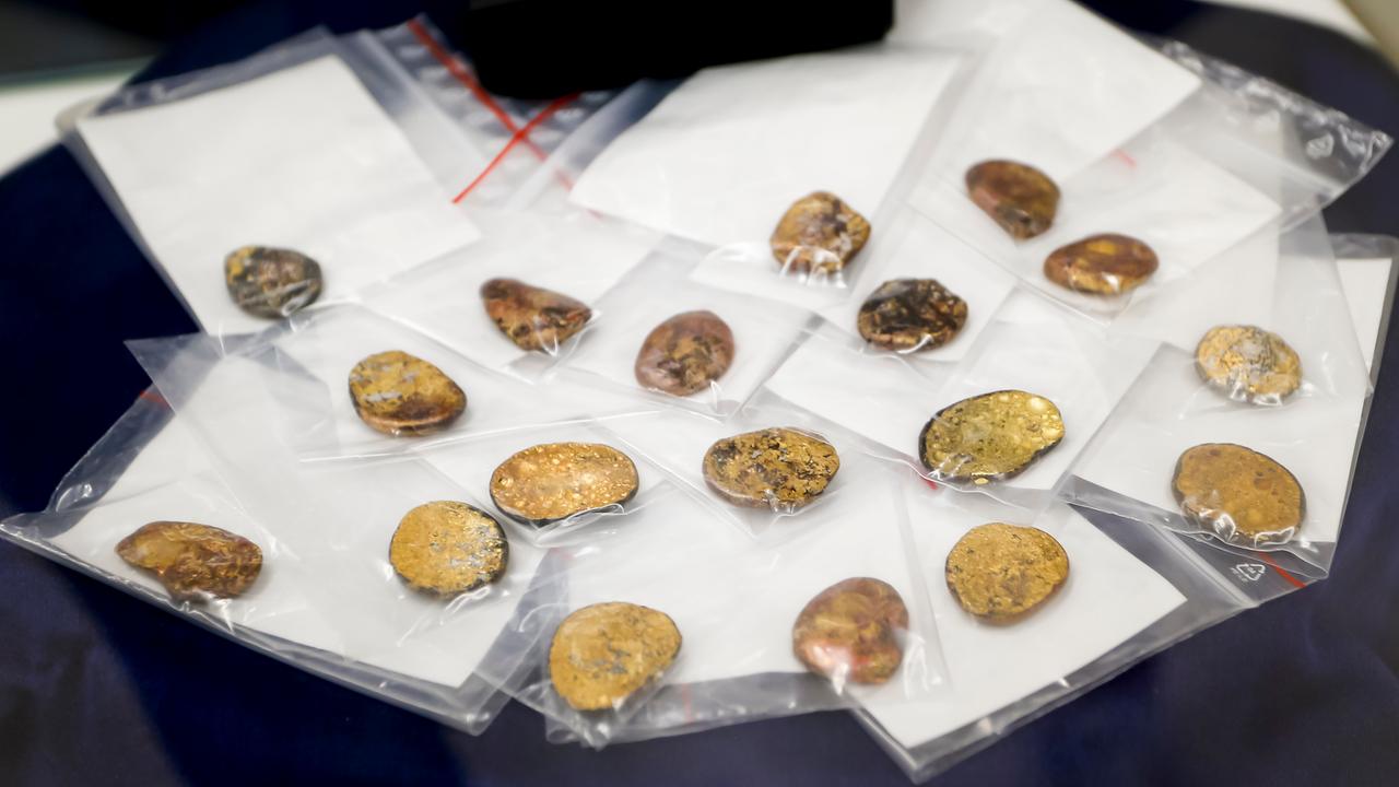 Bayern, München: Sichergestellte Münzklumpen werden während einer Pressekonferenz des Bayerischen Landeskriminalamts zu den Festnahmen im Fall des Manchinger Goldschatz-Diebstahls präsentiert. 