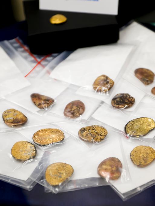 Bayern, München: Sichergestellte Münzklumpen werden während einer Pressekonferenz des Bayerischen Landeskriminalamts zu den Festnahmen im Fall des Manchinger Goldschatz-Diebstahls präsentiert. 