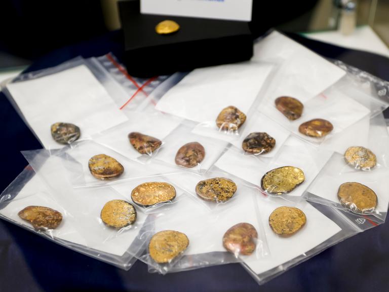 Bayern, München: Sichergestellte Münzklumpen werden während einer Pressekonferenz des Bayerischen Landeskriminalamts zu den Festnahmen im Fall des Manchinger Goldschatz-Diebstahls präsentiert. 