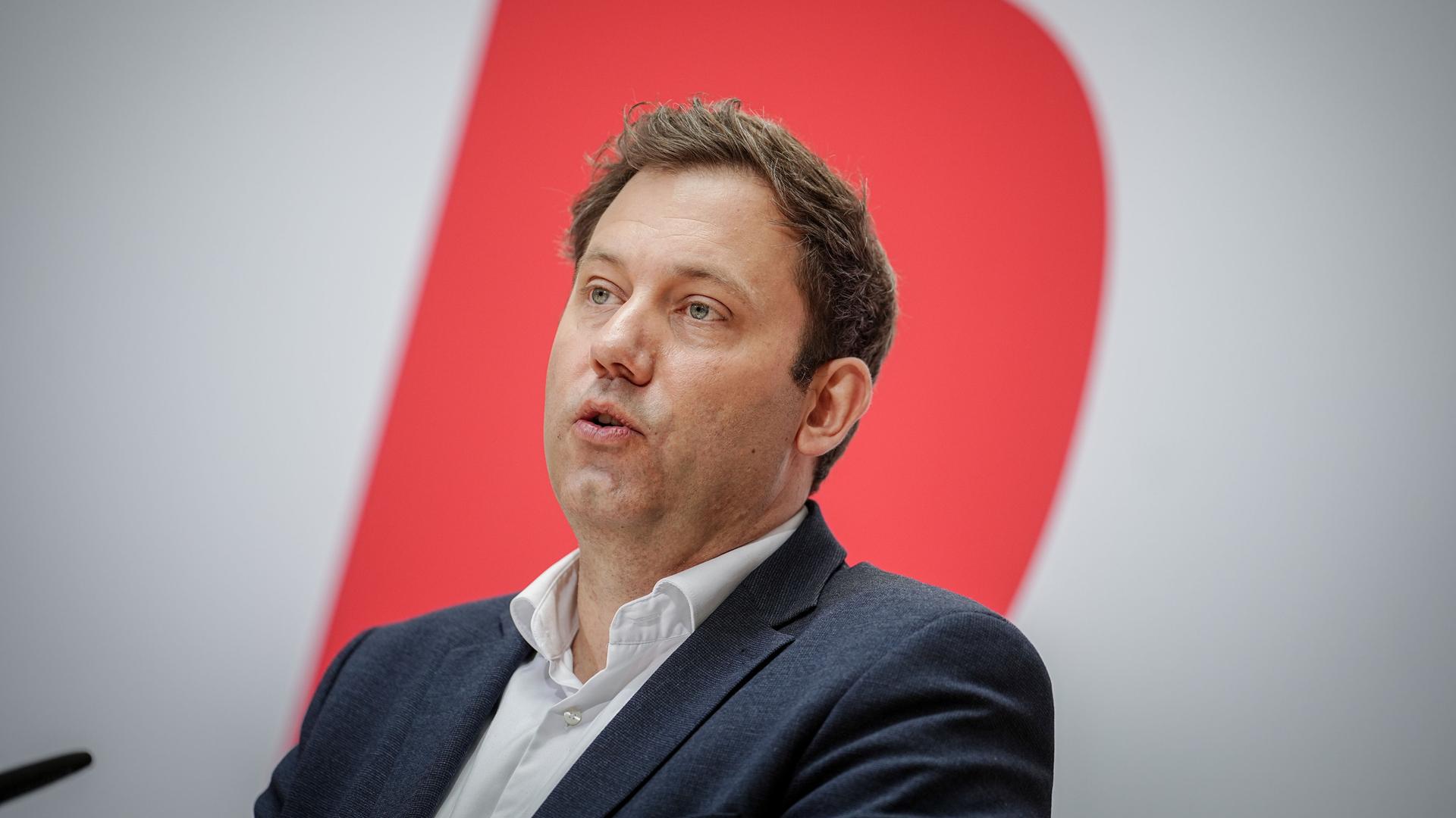 Lars Klingbeil äußert sich auf einer Pressekonferenz nach der Bremer Bürgerschaftswahl im Willy-Brandt-Haus.