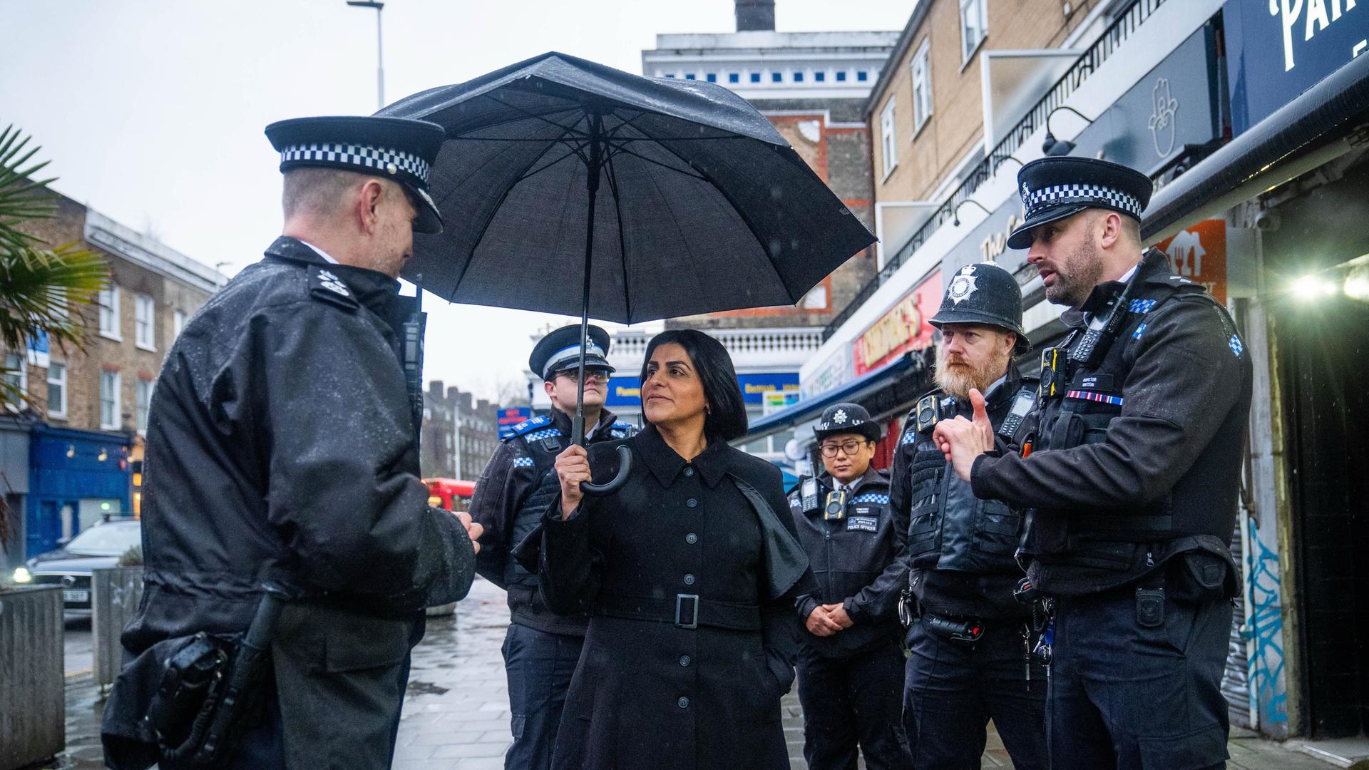 Die britische Innenministerin Shabana Mahmood im Gespräch mit Polizisten bei einem Besuch des Londoner Stadtteils Lambeth