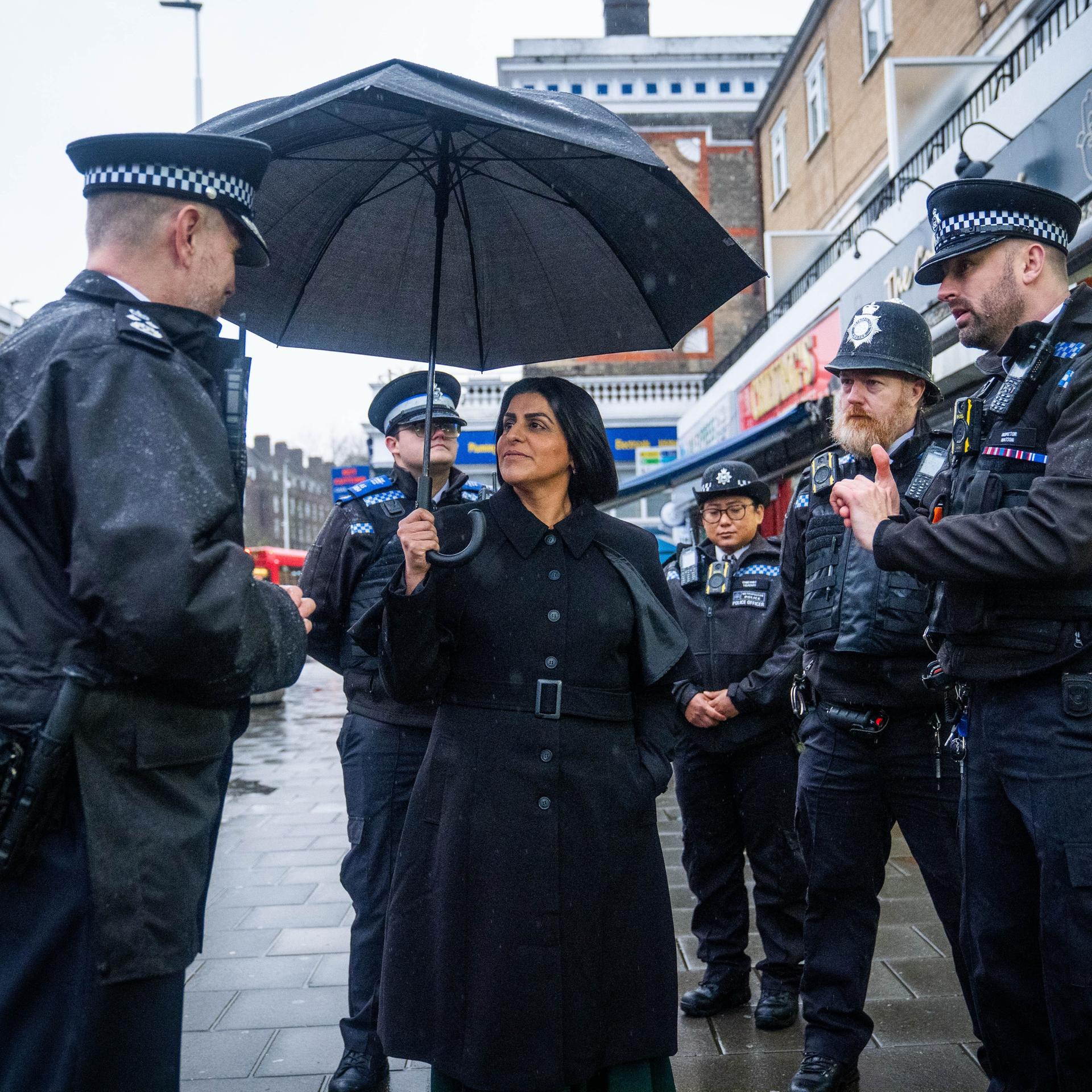 Die britische Innenministerin Shabana Mahmood im Gespräch mit Polizisten bei einem Besuch des Londoner Stadtteils Lambeth
