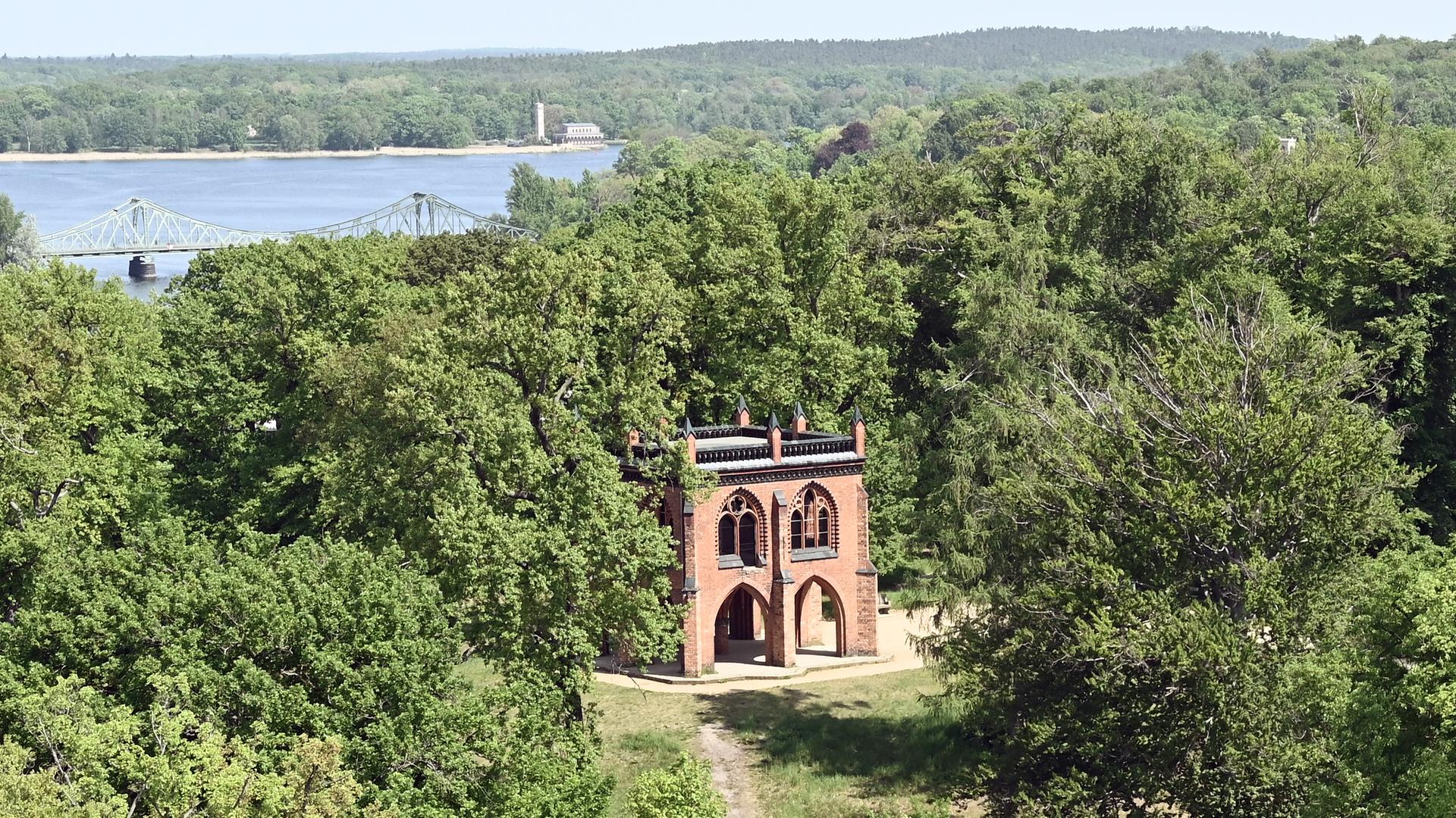 Der Schlosspark Babelsberg mit seinen zahlreichen Bäumen. Der Schlosspark Babelsberg mit seinen zahlreichen Bäumen.
