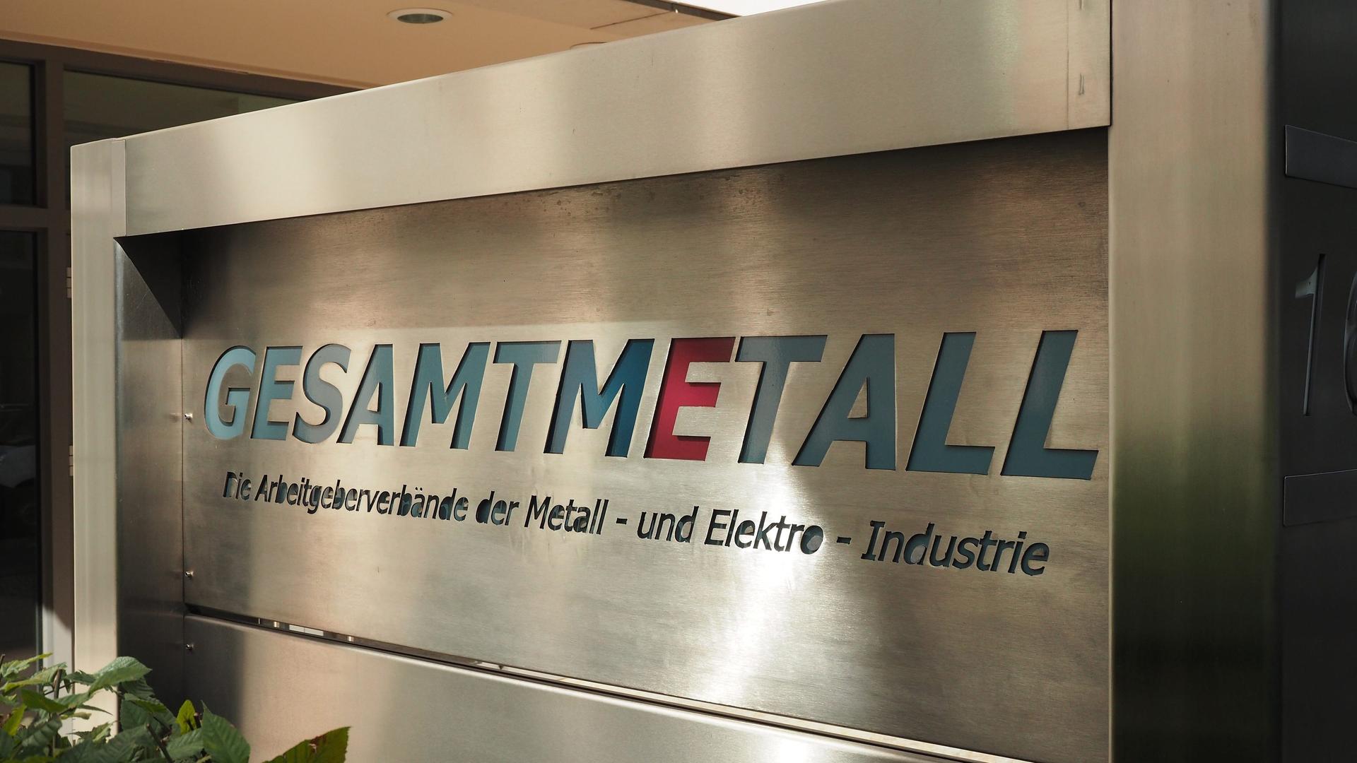 Ein Schild an der Zentrale des Arbeitgeberverbandes "Gesamtmetall" in Berlin Ein Schild an der Zentrale des Arbeitgeberverbandes "Gesamtmetall" in Berlin