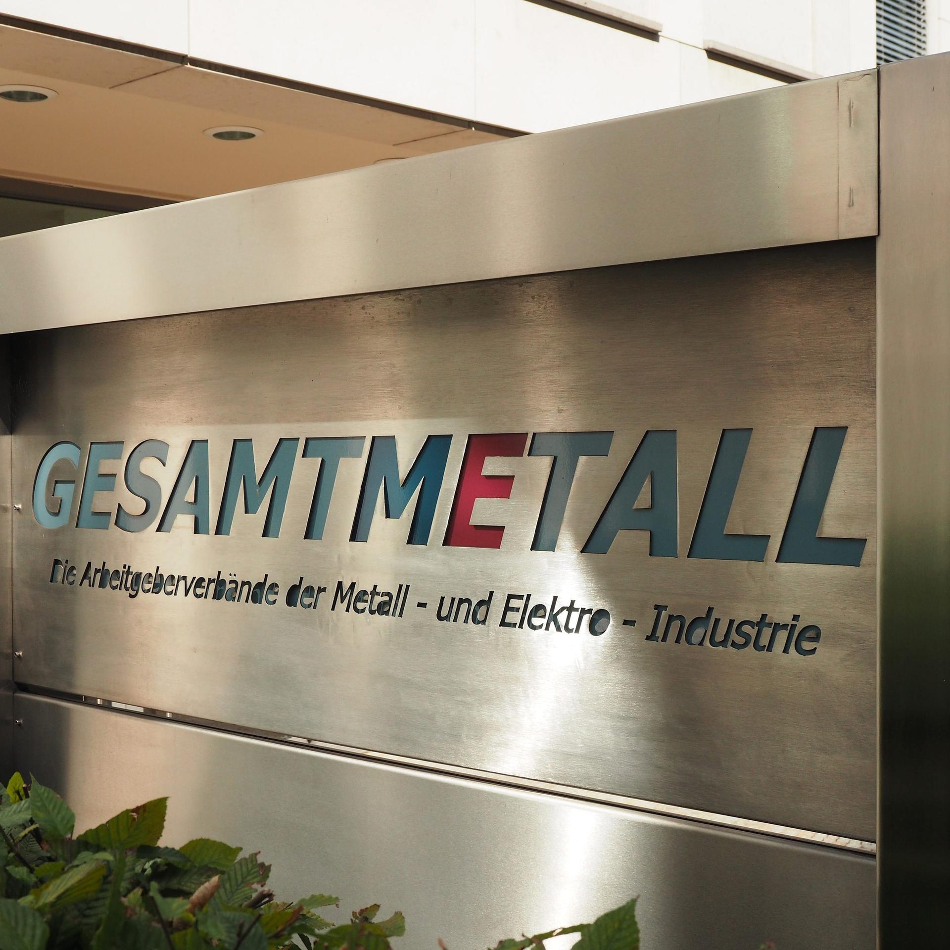 Ein Schild an der Zentrale des Arbeitgeberverbandes "Gesamtmetall" in Berlin