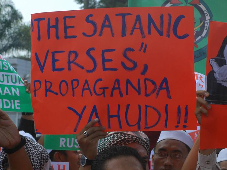 Demonstranten verfluchen den Autor Salman Rushdie und die satanischen Verse auf Plakaten. Kuala Lumpur, 2007.