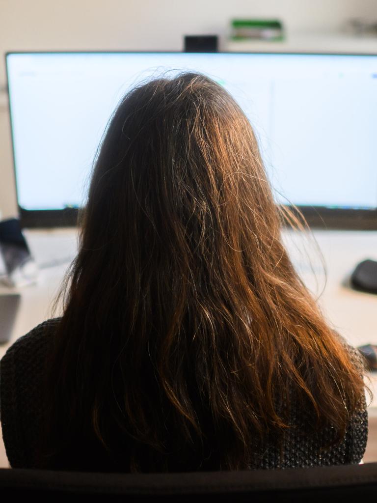 Ein Frau sitzt an einem Arbeitsplatz vor einem Computer (gestellte Szene). Ein Frau sitzt an einem Arbeitsplatz vor einem Computer (gestellte Szene).