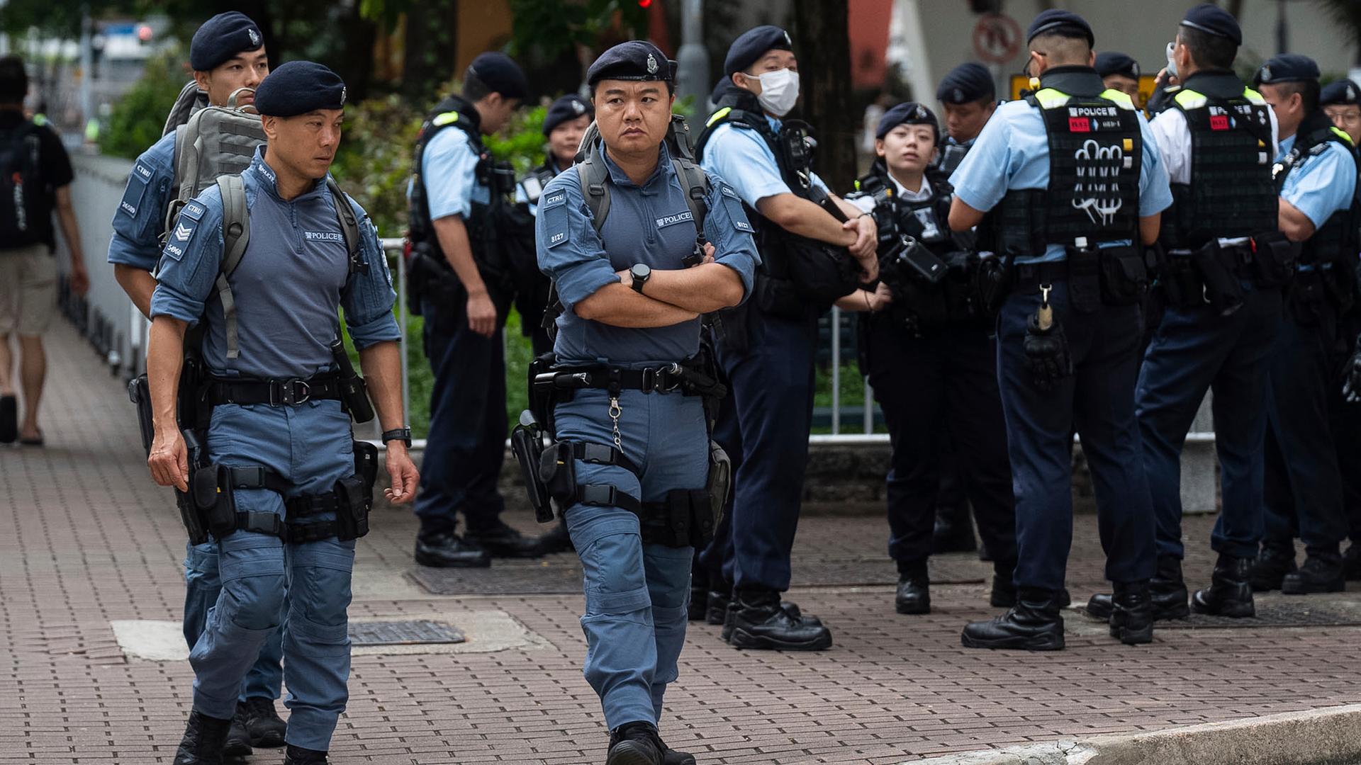 Hongkong: Polizeibeamte stehen Wache vor dem West Kowloon Magistrates' Courts.