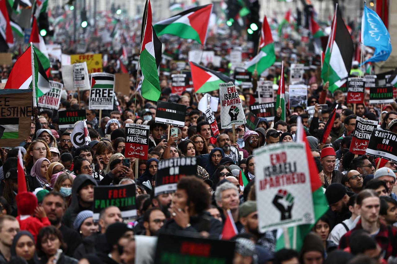 Zahlreiche Menschen nehmen in der britischen Hauptstadt London an einer pro-palästinensischen Demonstration teil.