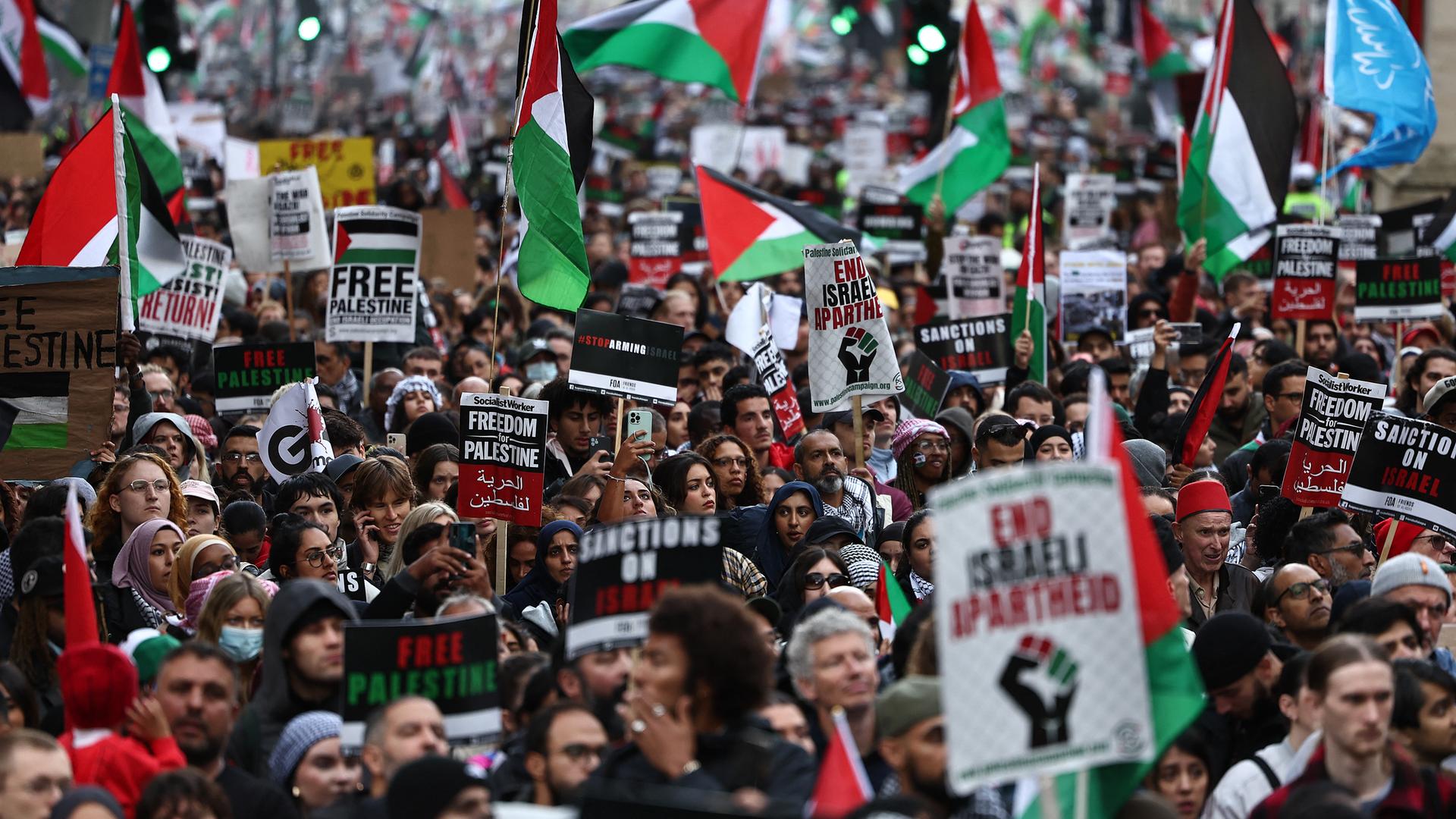 Zahlreiche Menschen nehmen in der britischen Hauptstadt London an einer pro-palästinensischen Demonstration teil.