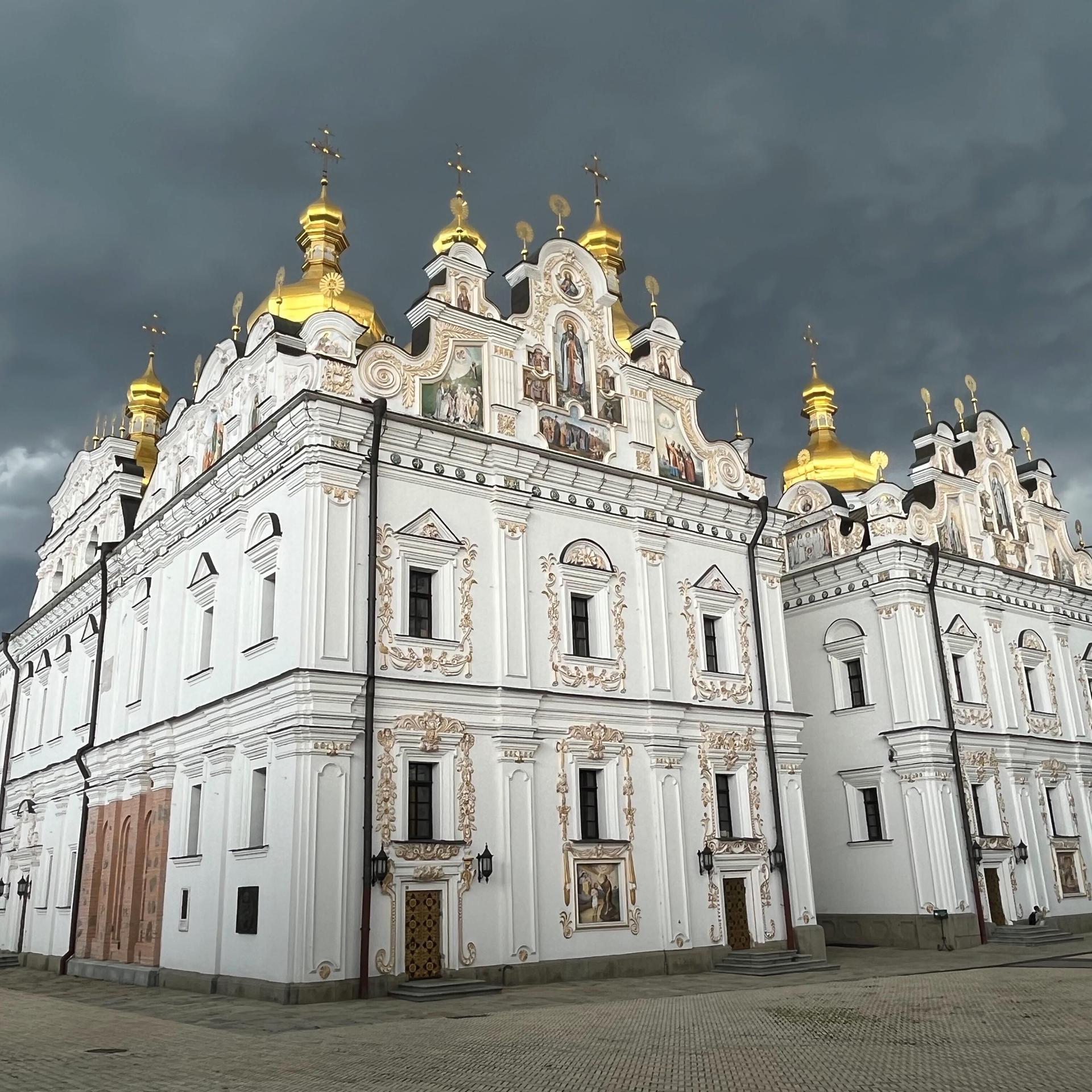 Ukrainekrieg - Kiewer Höhlenkloster fängt Feuer nach Luftangriff episode artwork