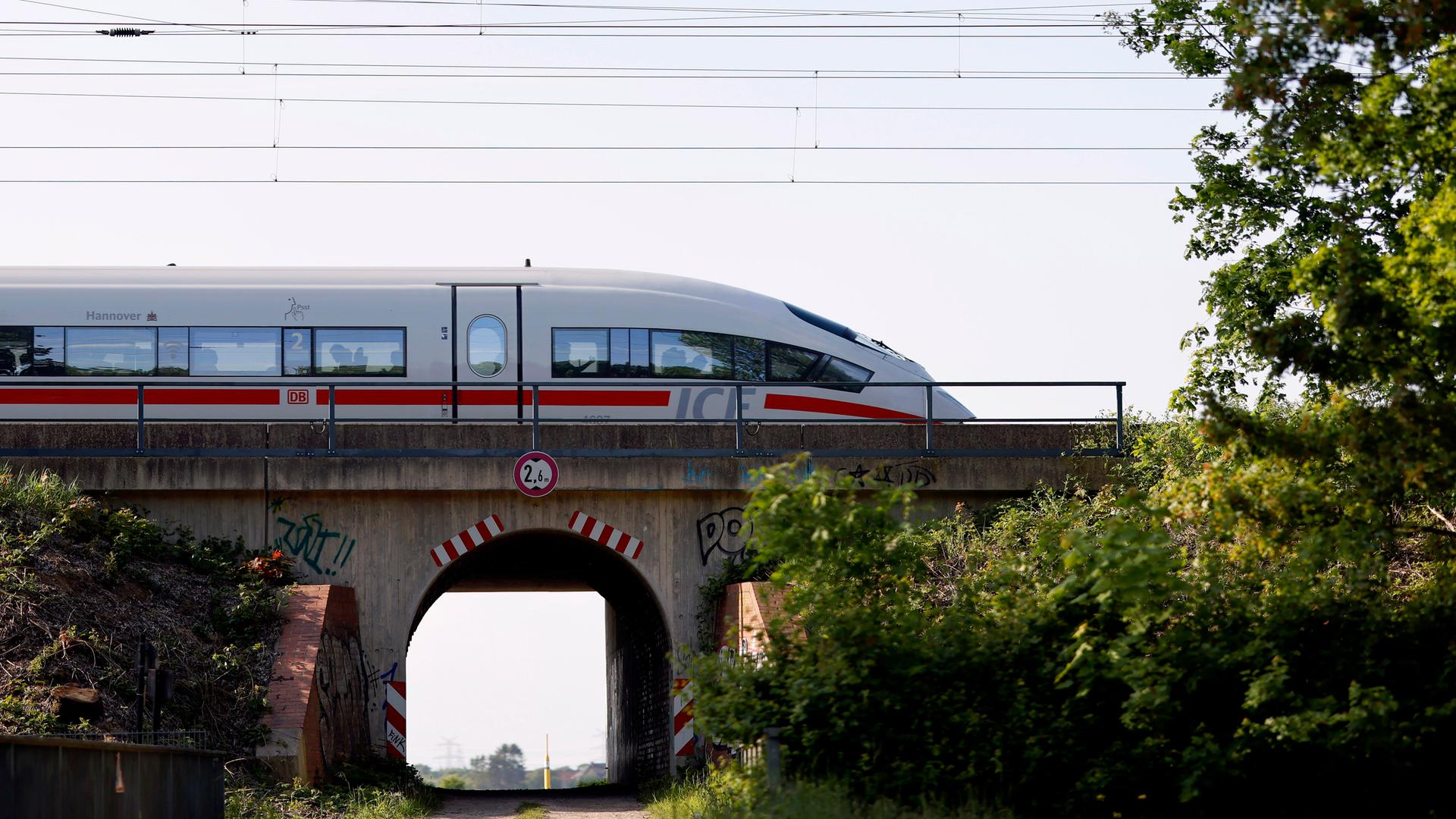Ein ICE der Deutschen Bahn fährt über eine Eisenbahnbrücke bei Köln. (Themenbild, Symbolbild) Köln, 18.05.2023