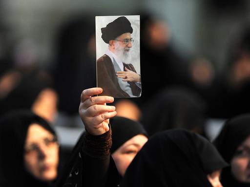 Frauen halten ein Bild von Ayatollah Ali Chamenei hoch