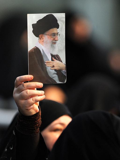 Frauen halten ein Bild von Ayatollah Ali Chamenei hoch