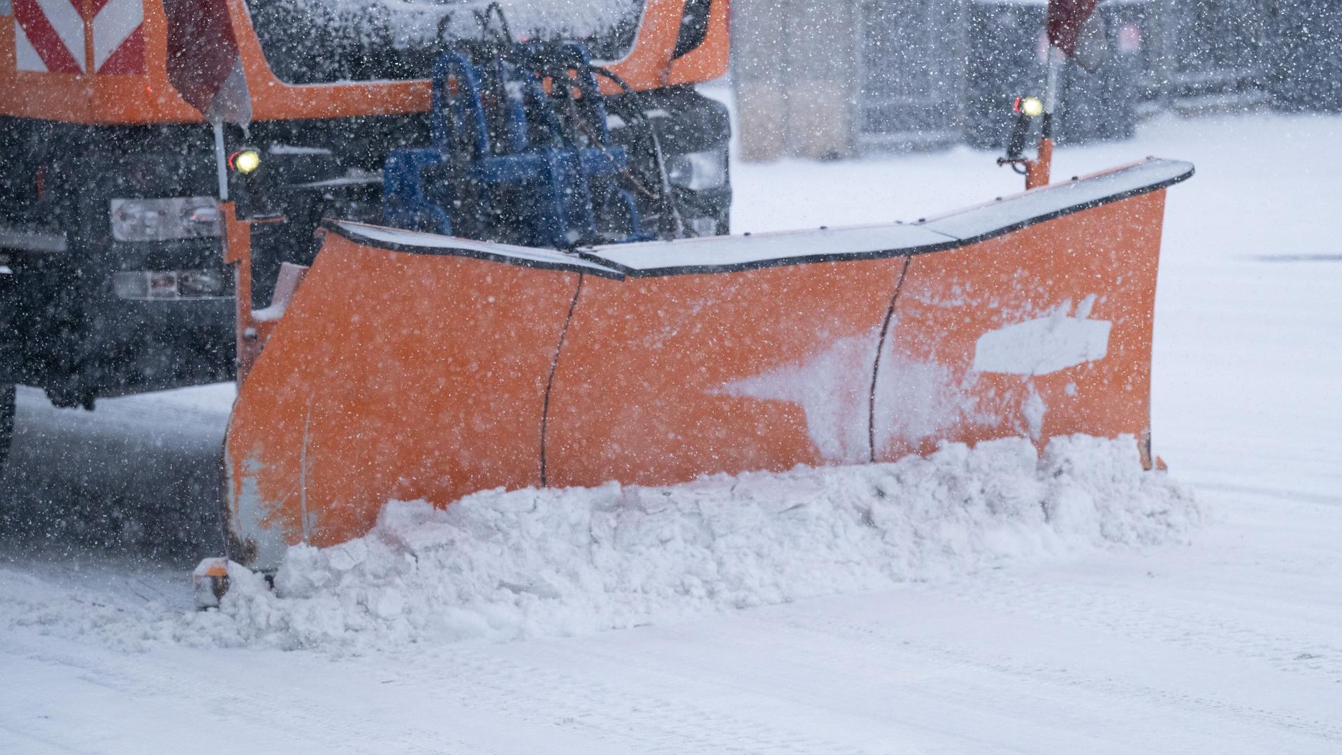 Der Winterdienst räumt eine mit Schnee bedeckte Straße. Sturmtief Elli sorgt bundesweit für Beeinträchtigungen.