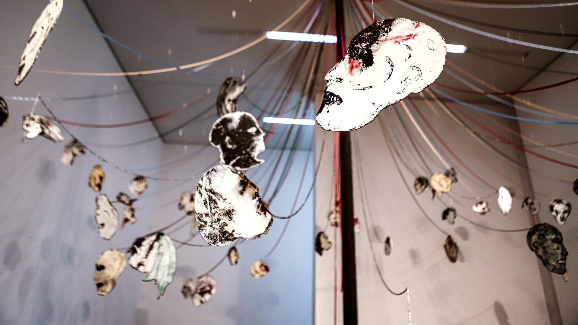 Eine Installation der US-Künstlerin Nancy Spero in einer Ausstellung in Essen