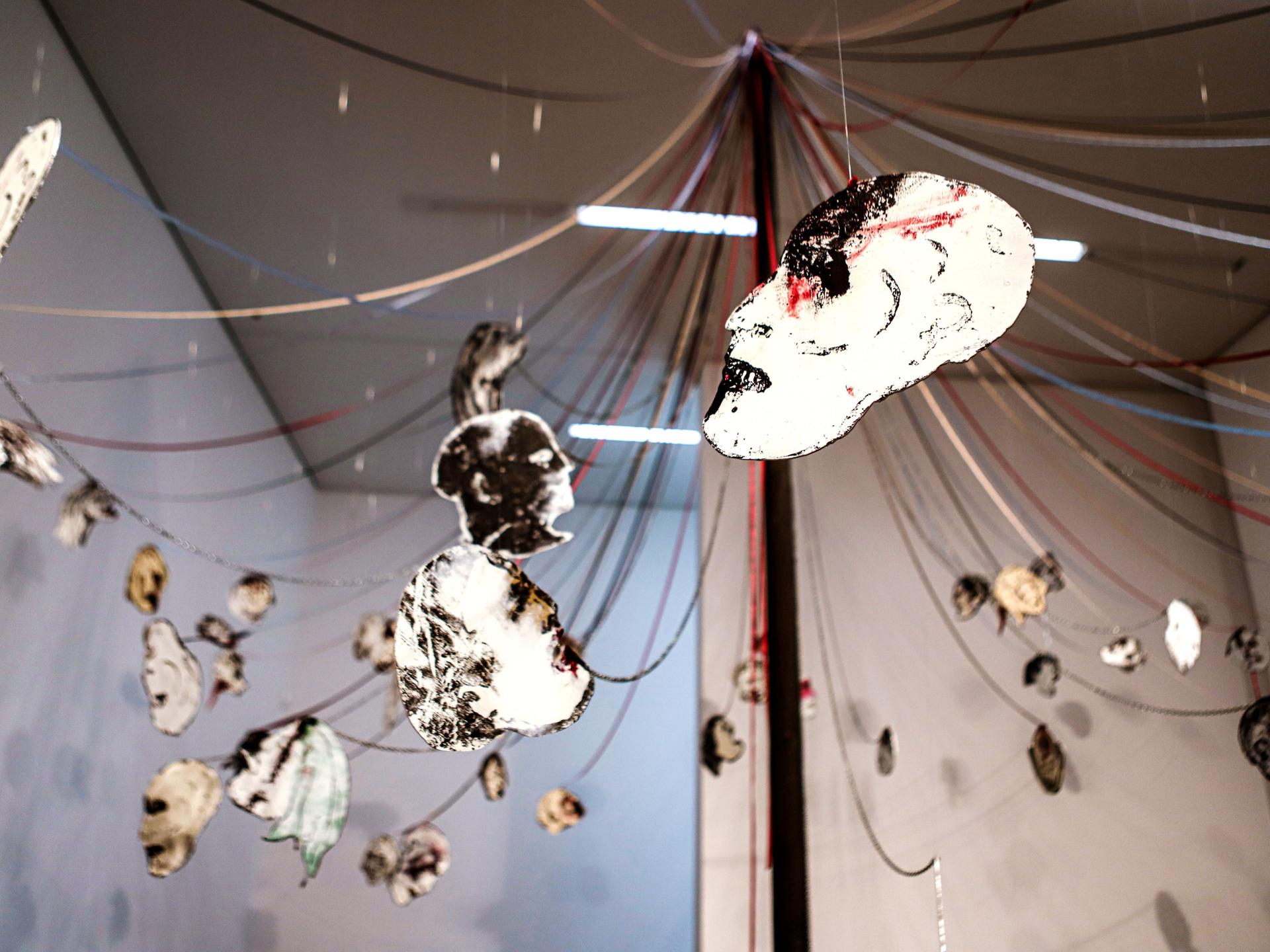Eine Installation der US-Künstlerin Nancy Spero in einer Ausstellung in Essen