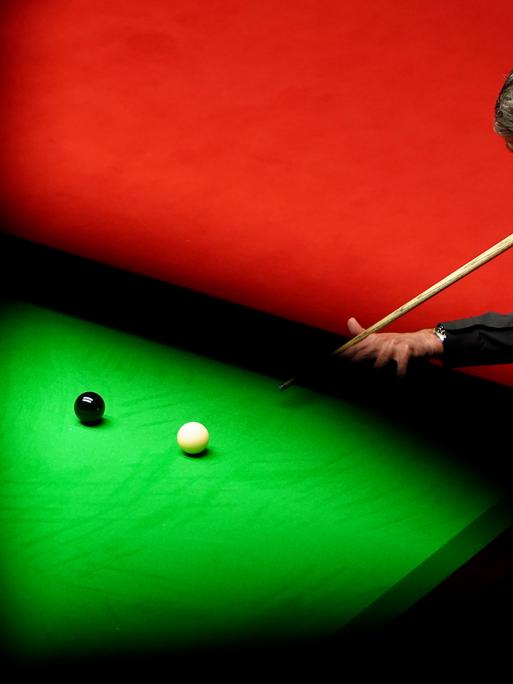 Ronnie O'Sullivan tritt bei der Snooker-WM in Sheffield in Aktion.