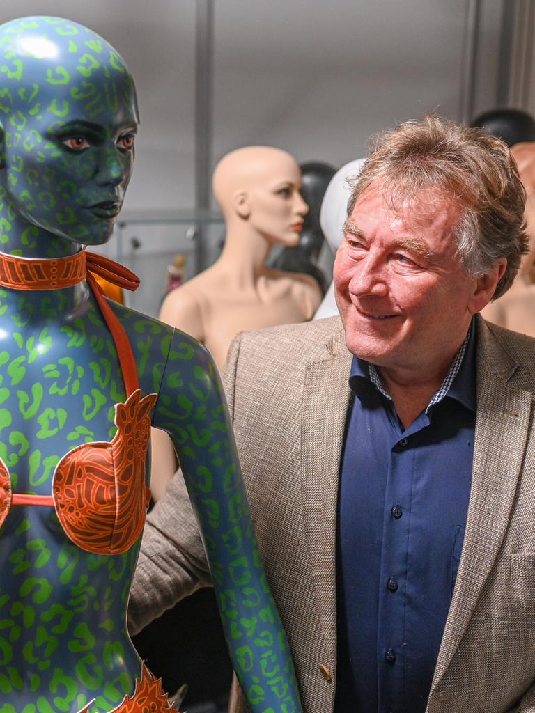 Der Unternehmer Alexander Ruscheinsky steht bei der Eröffnung seines Museums für Bademode und Badekultur neben einer Puppe mit einem orangen Bikini. Der Unternehmer Alexander Ruscheinsky steht bei der Eröffnung seines Museums für Bademode und Badekultur neben einer Puppe mit einem orangen Bikini.