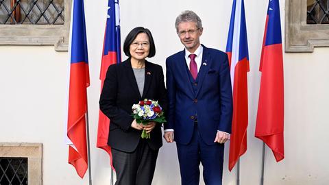 Taiwans ehemalige Präsidentin Tsai Ing-wen steht neben Tschechiens Senatspräsident Milos Vystrcil. Links und rechts neben beiden sind die Flaggen Taiwans und Tschechiens aufgestellt. 