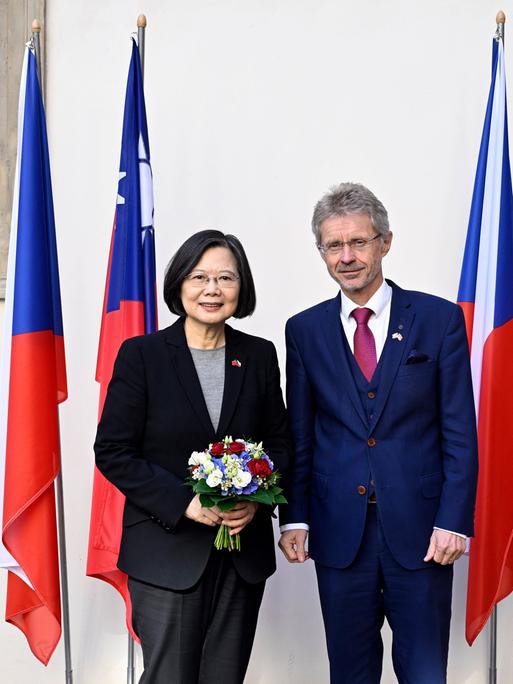 Taiwans ehemalige Präsidentin Tsai Ing-wen steht neben Tschechiens Senatspräsident Milos Vystrcil. Links und rechts neben beiden sind die Flaggen Taiwans und Tschechiens aufgestellt. 