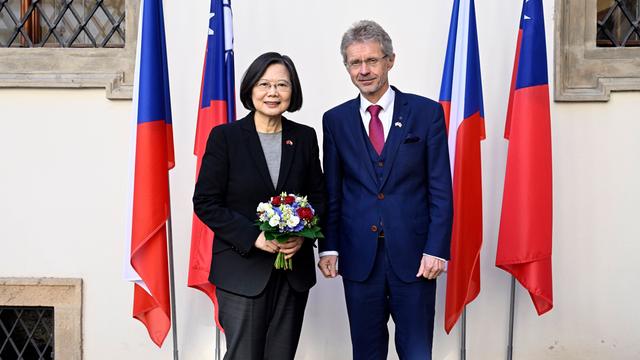 Taiwans ehemalige Präsidentin Tsai Ing-wen steht neben Tschechiens Senatspräsident Milos Vystrcil. Links und rechts neben beiden sind die Flaggen Taiwans und Tschechiens aufgestellt. 